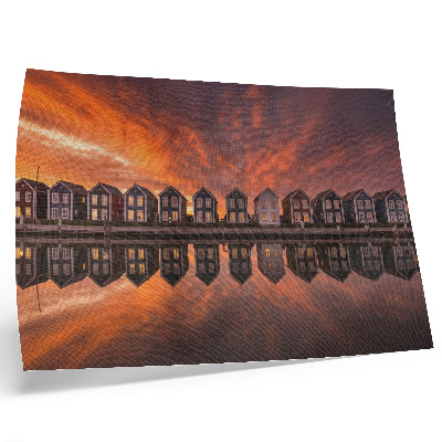 Poster Case colorate lângă apă în lumina apusului
