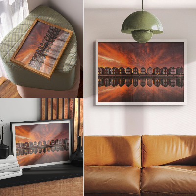 Poster Case colorate lângă apă în lumina apusului