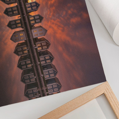 Poster Case colorate lângă apă în lumina apusului