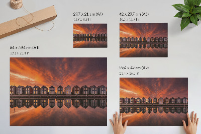 Poster Case colorate lângă apă în lumina apusului