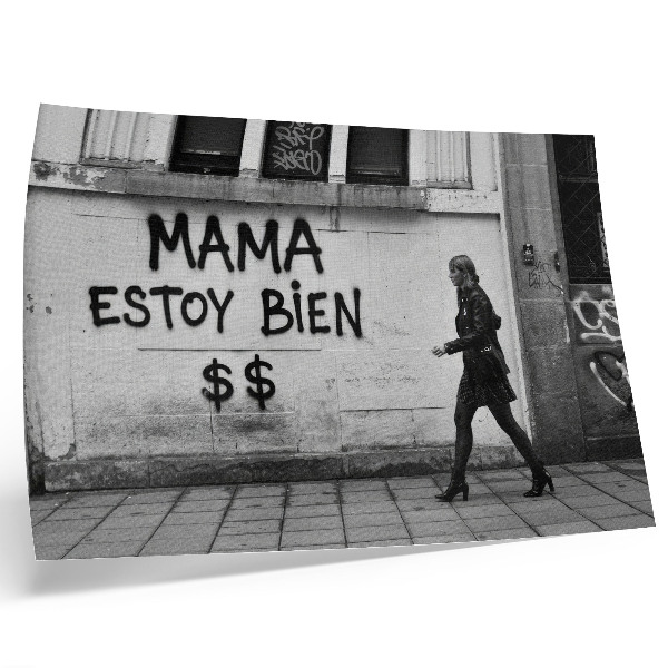 Poster retro Scenă urbană contrastantă cu graffiti alb-negru