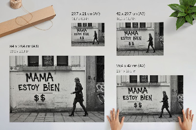 Poster retro Scenă urbană contrastantă cu graffiti alb-negru