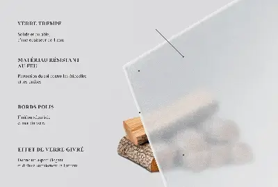 Sticlă securizată pentru protecție sub sobă în formă de sfert de cerc și aspect semitransparent