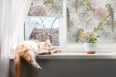 Stor geam interior cu papagali pe o creangă