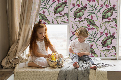 Stor geam interior cu model frunze tropicale