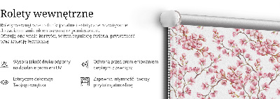 Stor geam interior cu petale roz de muguri pe copac