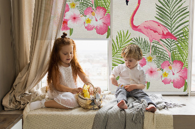 Jaluzele tip roletă flamingo lângă frunze