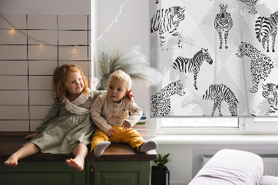 Stor geam interior cu animale gri