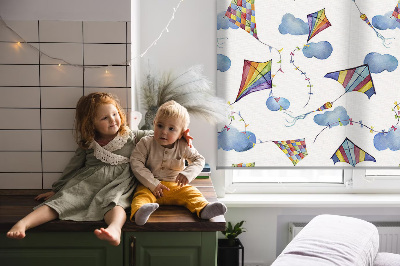 Stor geam interior cu zmee colorate