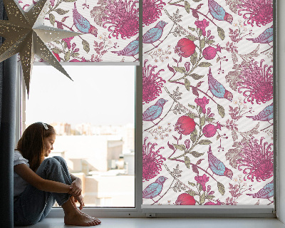 Stor geam interior cu păsări colorate printre flori