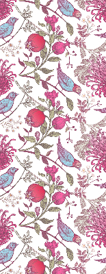 Stor geam interior cu păsări colorate printre flori