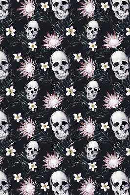 Stor geam interior cranii printre flori