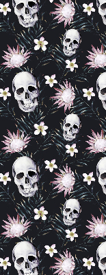 Stor geam interior cranii printre flori
