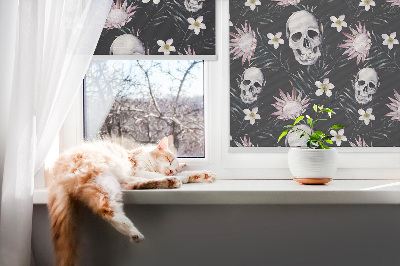 Stor geam interior cranii printre flori