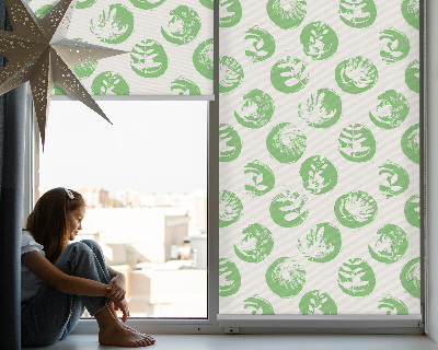 Stor geam interior cu plante reflectate pe cercuri verzi
