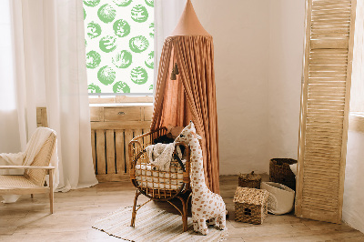 Stor geam interior cu plante reflectate pe cercuri verzi
