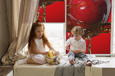 Stor geam interior un măr stropit cu apă
