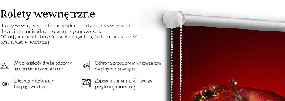 Stor geam interior un măr stropit cu apă