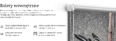 Stor geam interior cu pasăre pe o creangă