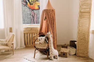 Stor geam interior cu pasăre pe o creangă