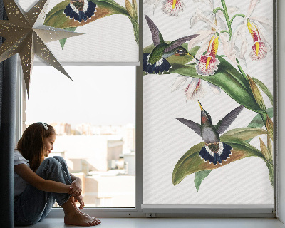 Stor geam interior cu păsări pe o floare