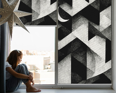 Roletă opacă cu model de triunghiuri în stil abstract