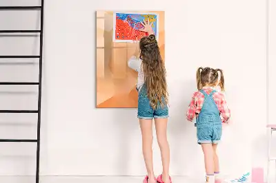 Tablă cu marker cu model de abstracție de triunghiuri