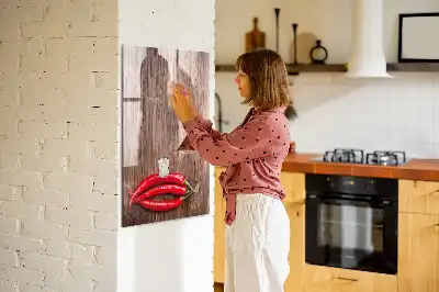 Tablă magnetică pentru scris decorativă cu motiv de ardei iute pe suport de lemn