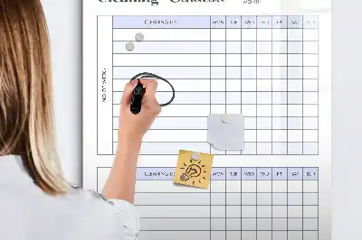 Tablă cu marker pentru program de curățenie
