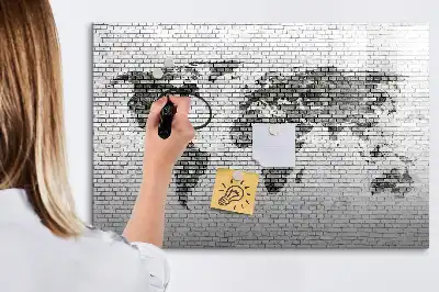 Tablă magnetică cu ștergere uscată cu hartă a lumii pe perete de cărămidă