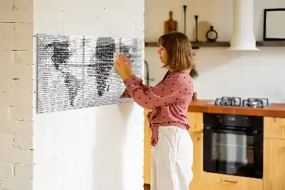 Tablă magnetică cu ștergere uscată cu hartă a lumii pe perete de cărămidă