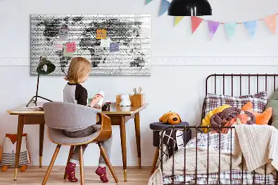 Tablă magnetică cu ștergere uscată cu hartă a lumii pe perete de cărămidă