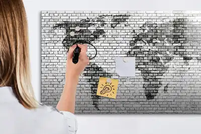 Tablă magnetică cu ștergere uscată cu hartă a lumii pe perete de cărămidă