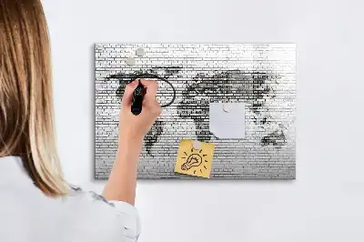 Tablă magnetică cu ștergere uscată cu hartă a lumii pe perete de cărămidă