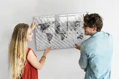Tablă magnetică cu ștergere uscată cu hartă a lumii pe perete de cărămidă