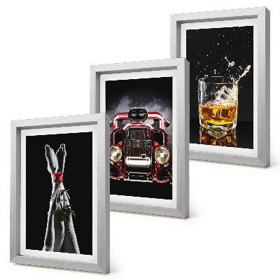 Galerie de perete Picioare feminine cu un trandafir, o mașină veche și un pahar de whisky