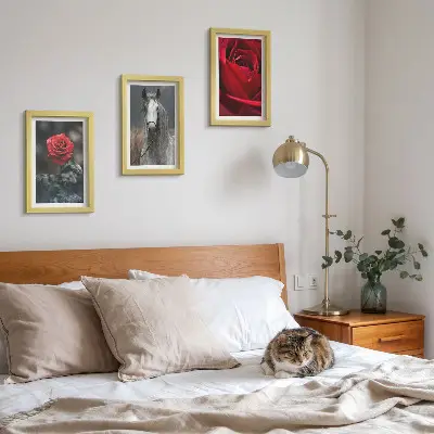 Set 3 tablouri cu trandafiri roșii și un cal, în ramă gri
