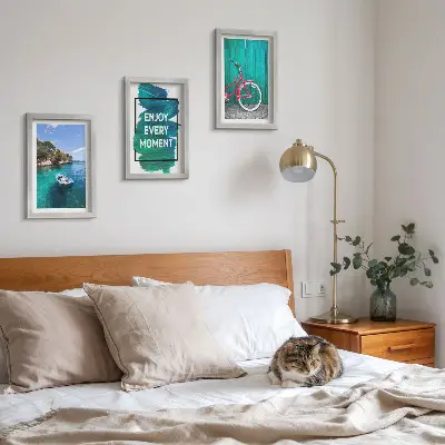 Galerie de perete vedere la mare cu inscripție inspirațională, barcă și bicicletă