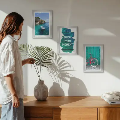 Galerie de perete vedere la mare cu inscripție inspirațională, barcă și bicicletă