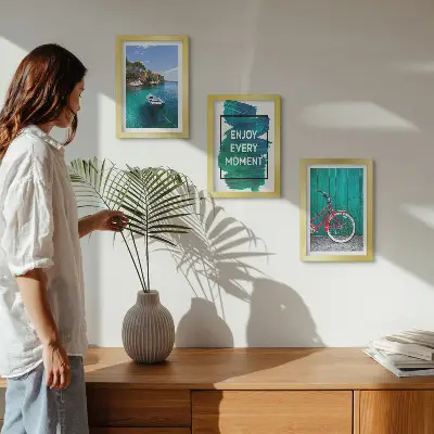 Galerie de perete vedere la mare cu inscripție inspirațională, barcă și bicicletă