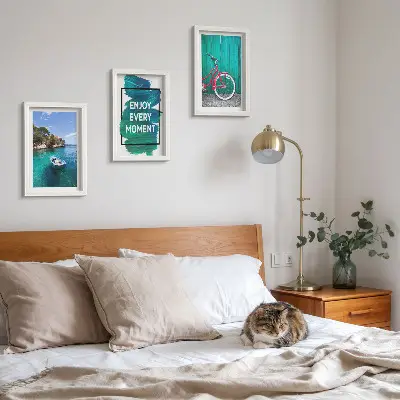 Galerie de perete vedere la mare cu inscripție inspirațională, barcă și bicicletă
