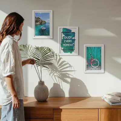 Galerie de perete vedere la mare cu inscripție inspirațională, barcă și bicicletă