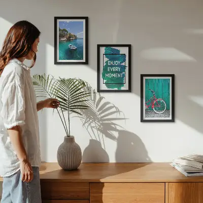 Galerie de perete vedere la mare cu inscripție inspirațională, barcă și bicicletă