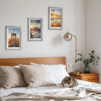 Galerie de perete cu poduri și apusuri de soare în peisajul urban