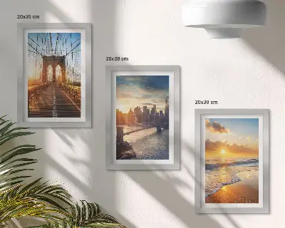 Galerie de perete cu poduri și apusuri de soare în peisajul urban