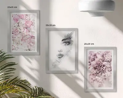 Set 3 tablouri cu bujori delicați și portret alb-negru al unei femei