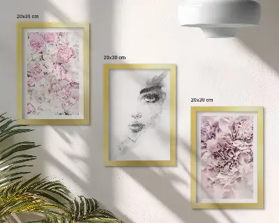 Set 3 tablouri cu bujori delicați și portret alb-negru al unei femei