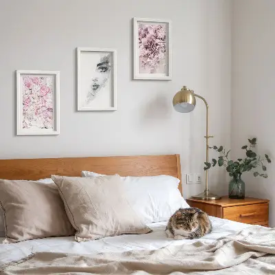 Set 3 tablouri cu bujori delicați și portret alb-negru al unei femei
