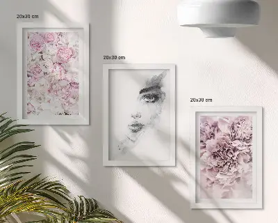 Set 3 tablouri cu bujori delicați și portret alb-negru al unei femei