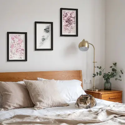 Set 3 tablouri cu bujori delicați și portret alb-negru al unei femei